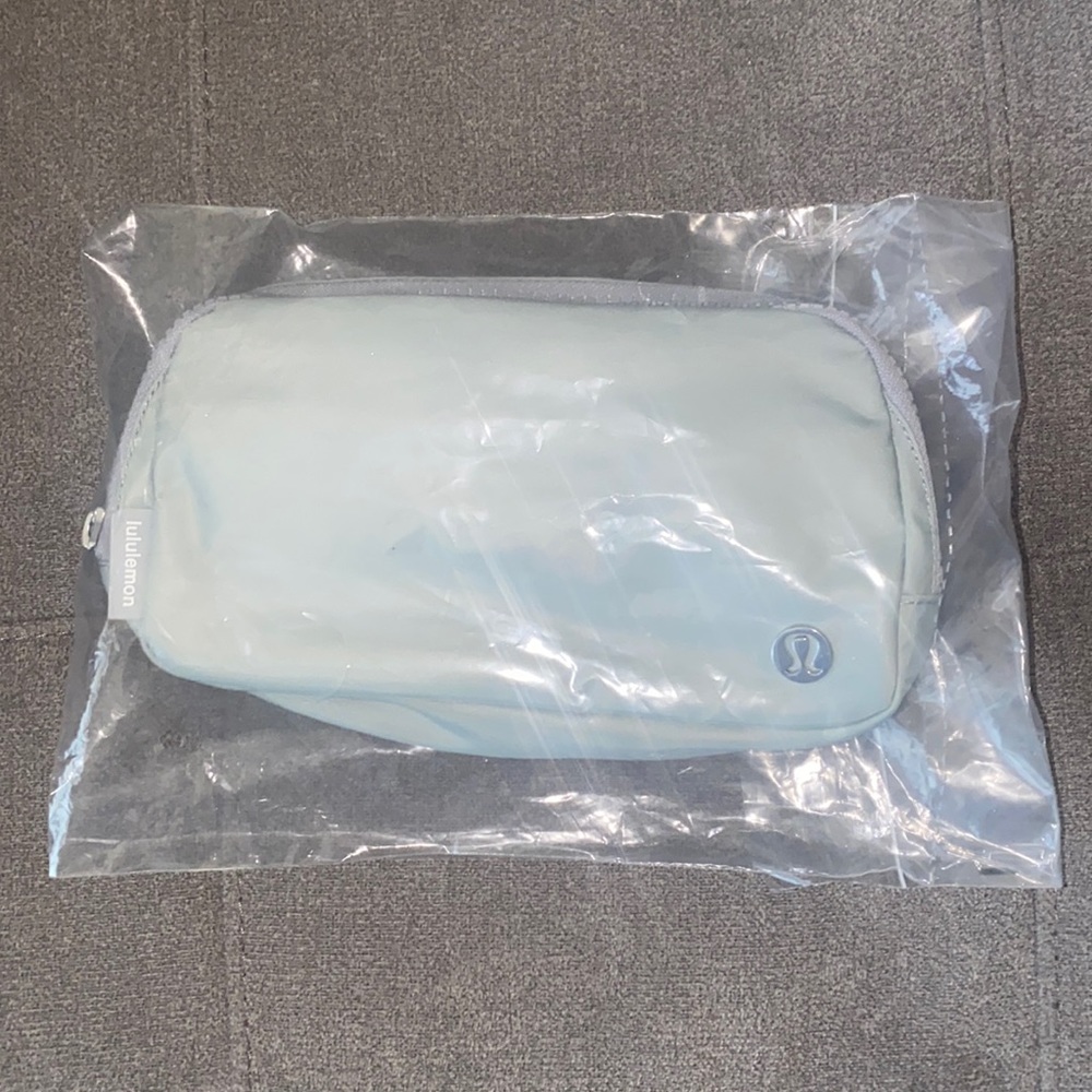 Everywhere Belt Bag lululemon in Silver Drop